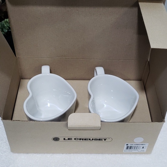 Set of 2 White Heart Mugs & Saucers  Plus Matching Salt & Pepper Le Creuset NEW - Picture 8 of 8
